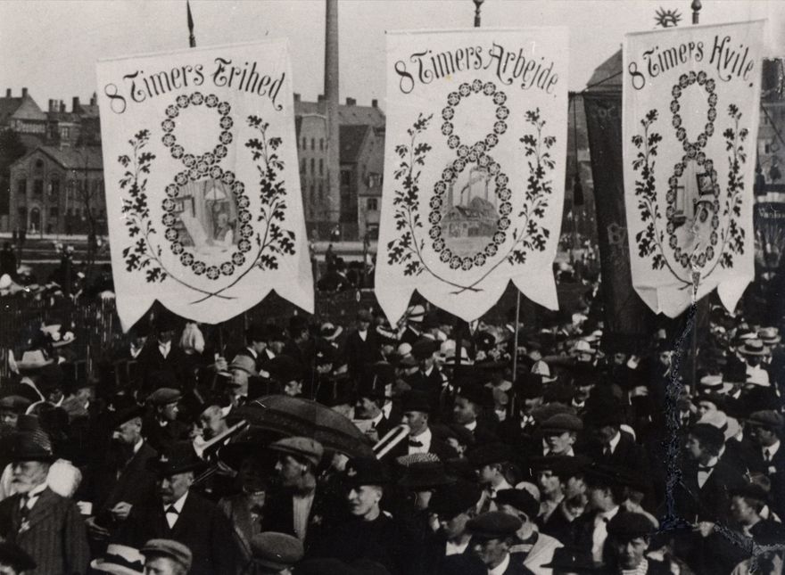 Demonstrasjon for åttetimersdag Danmark 1912 (Arbejderbevægelsens Bibliotek og Arkiv; Wikimedia Commons)