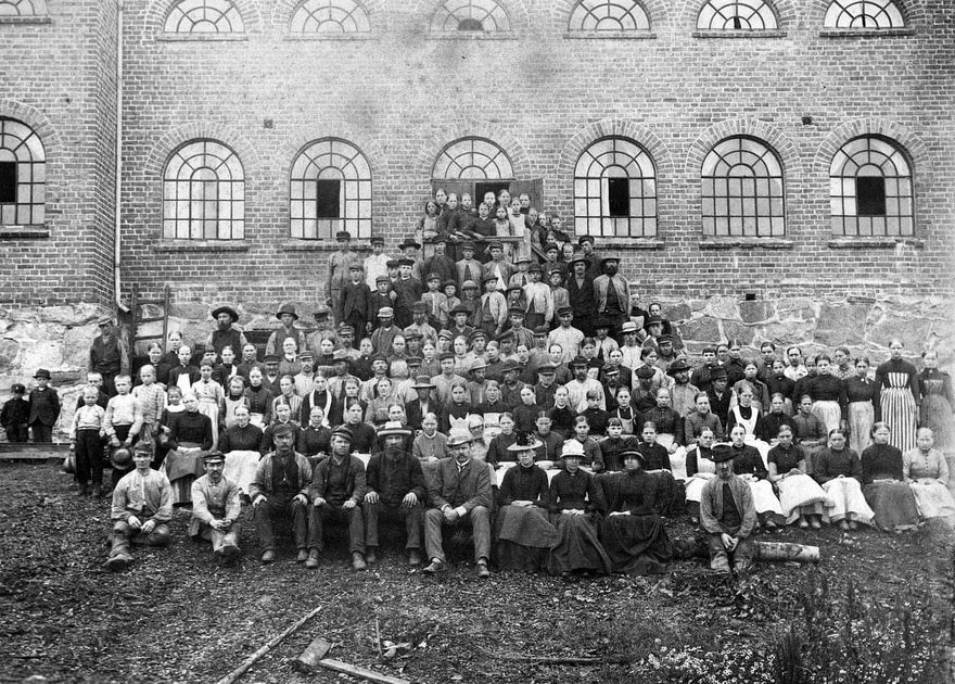 Arbeidere ved Nitedal Tændstiksfabrik (1890-1900), Fyrstikkalleen 13 på Helsfyr. Foto: Olaf P. M. Væring/Oslo Museum